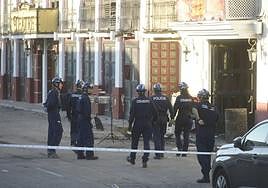 La Policía Científica trabaja en la zona afectada por el incendio.