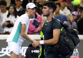 Carlos Alcaraz, con rostro serio, abandona la pista tras perder ante Sinner en Pekín.