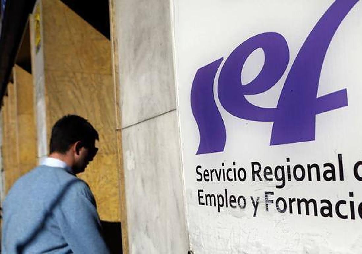 Un hombre entra a una oficina del SEF, en una imagen de archivo.