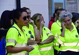 Compañeras de Rosa, una de las fallecidas, lloran desconsoladas, ayer, en Caravaca.