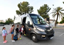 Varios peques suben por primera vez desde el curso pasado al bus escolar de la ruta La Alcayna-Los Conejos, este martes por la mañana.