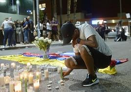 Familiares de las víctimas rinden homenaje a los fallecidos en un acto celebrado este martes en la zona de discotecas afectada.