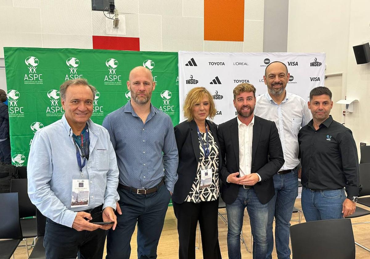 / El director general de Deportes (3d), durante su visita a las instalaciones del Centro de Alto Rendimiento de París.