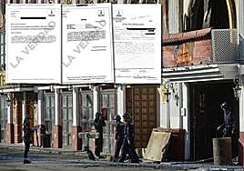 Agentes de la Policía Científica, ayer, a la entrada de Fonda Milagros.