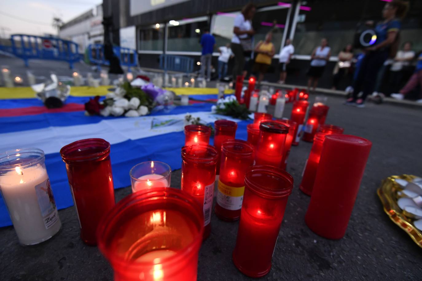 Un altar de velas en Las Atalayas para llorar a los ausentes