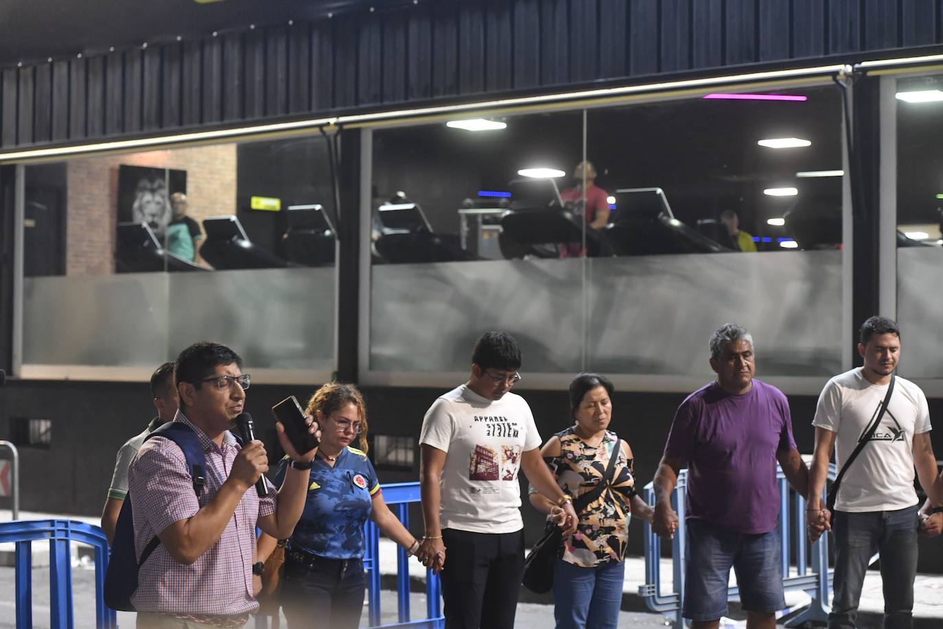 Un altar de velas en Las Atalayas para llorar a los ausentes