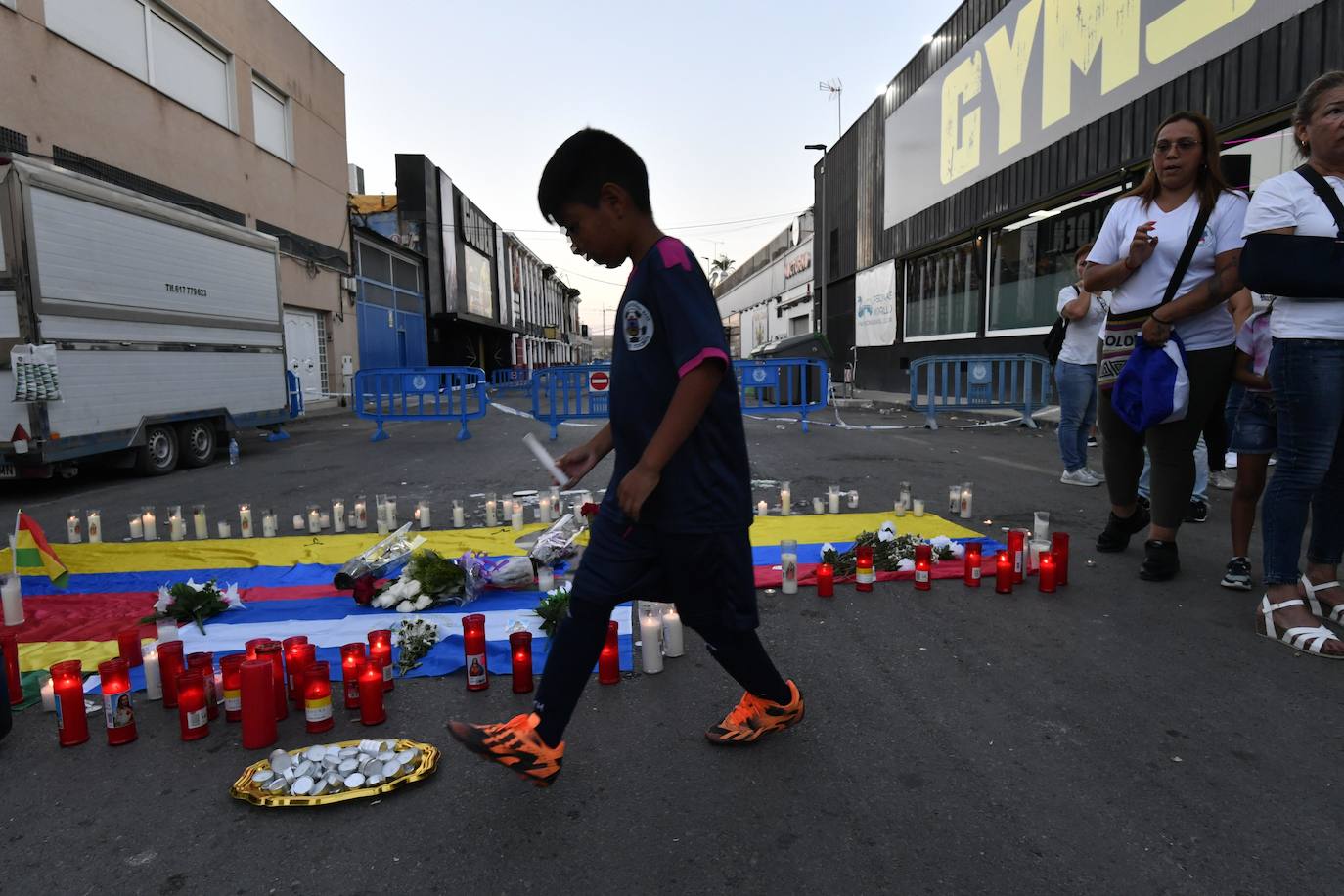 Un altar de velas en Las Atalayas para llorar a los ausentes