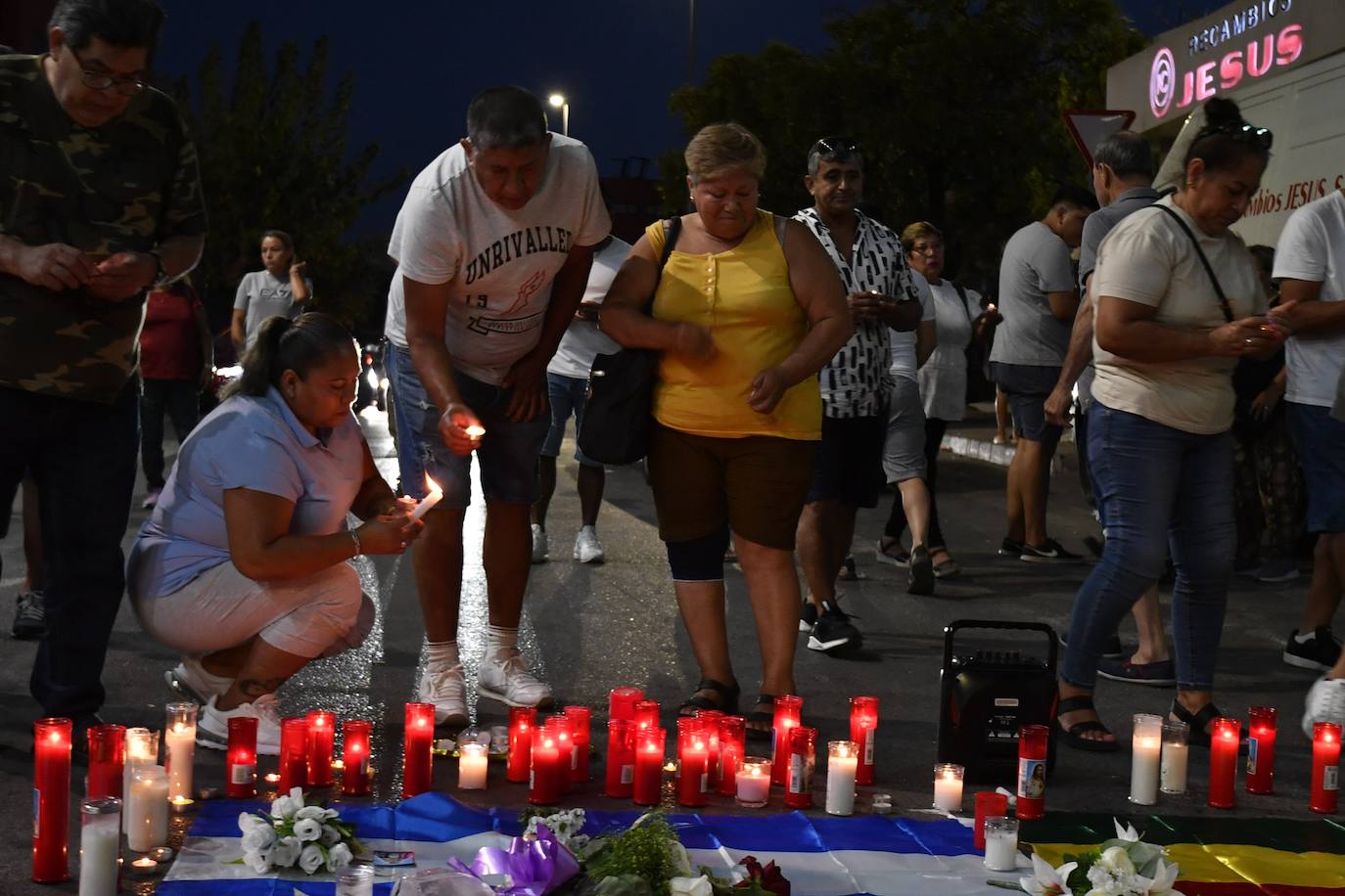 Un altar de velas en Las Atalayas para llorar a los ausentes