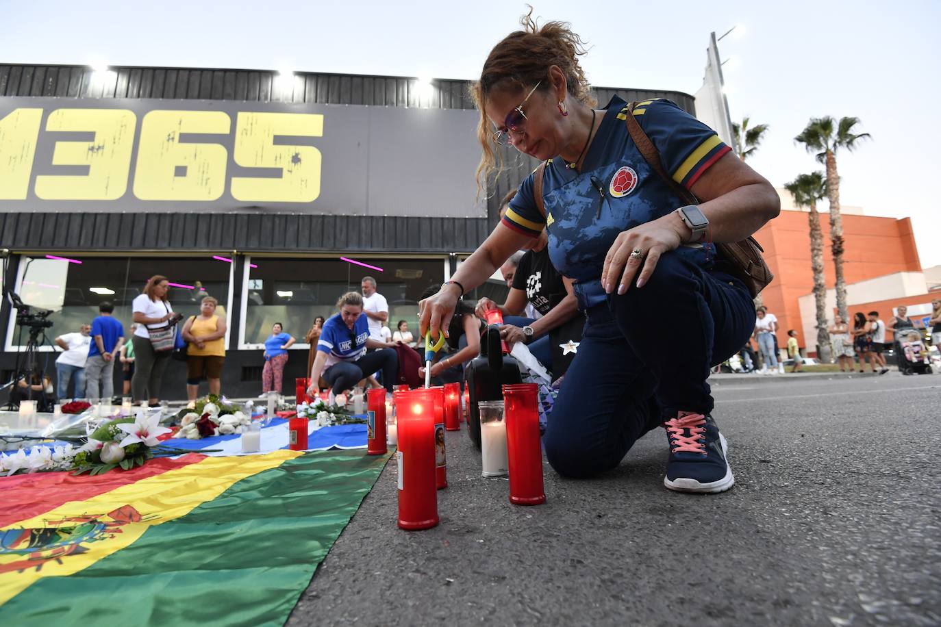Un altar de velas en Las Atalayas para llorar a los ausentes