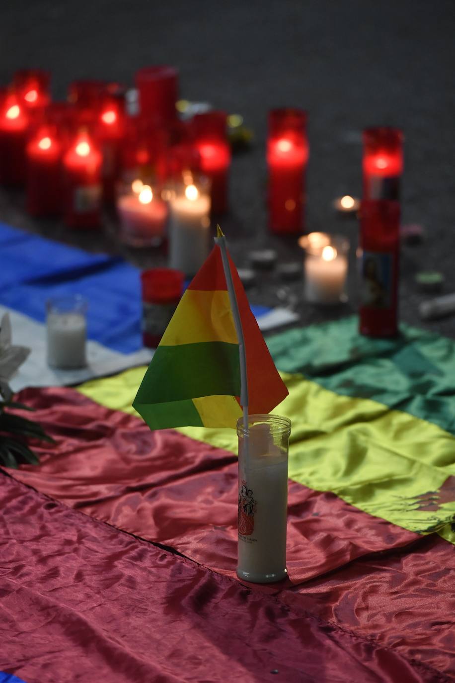 Un altar de velas en Las Atalayas para llorar a los ausentes
