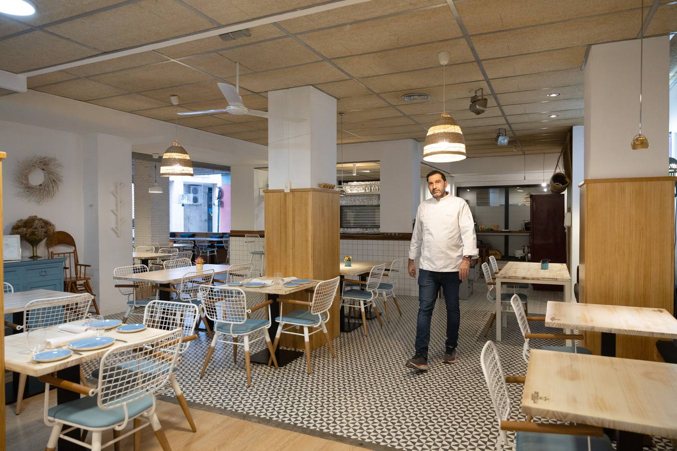 David López inspecciona el local de Ajo y Agua, en Murcia, que a partir de noviembre será la nueva sede de Local de Ensayo.