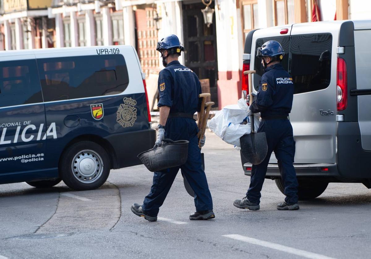 Miembros de la Policía Nacional trabajan en la zona del incendio.