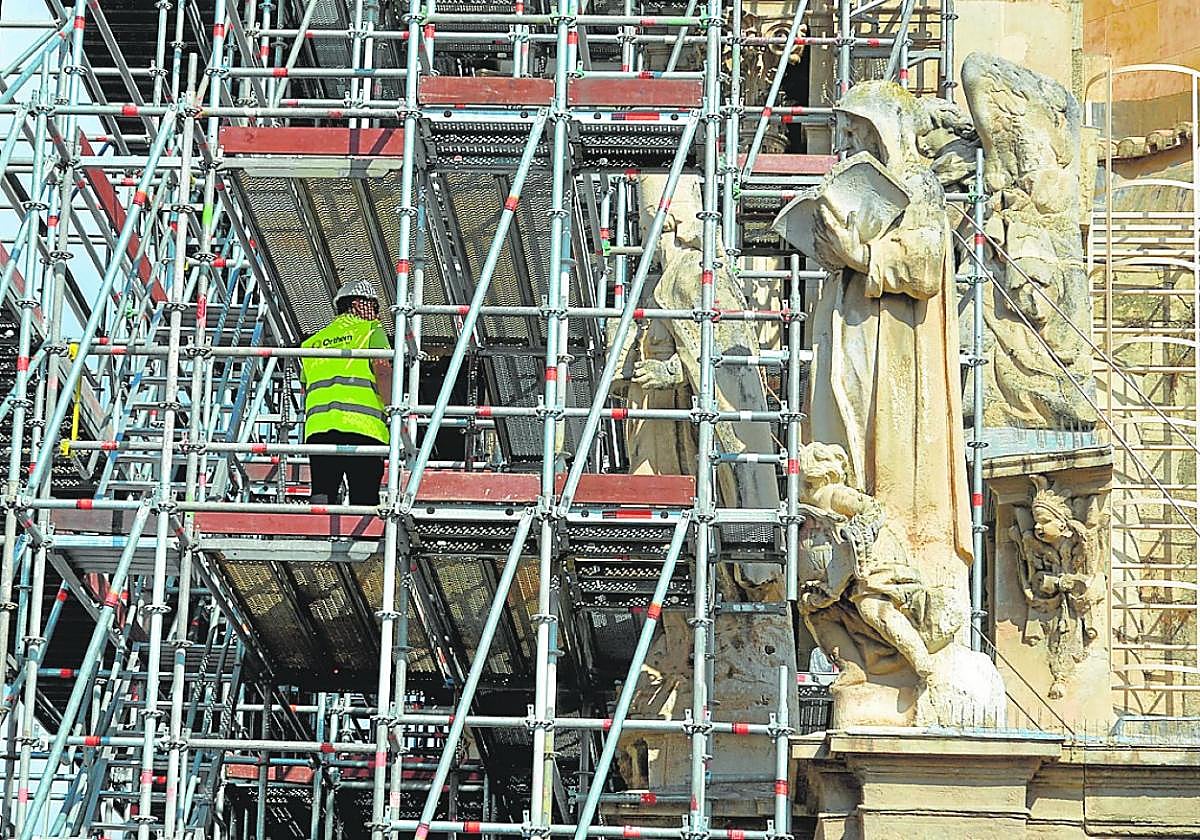 Responsables de la empresa revisan el imafronte entre andamios.
