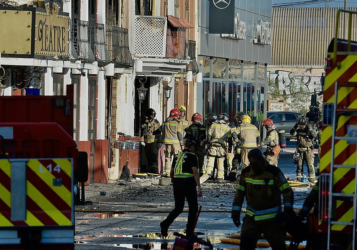Bomberos trabajan en la zona de las discotecas incendiadas, el pasado domingo.