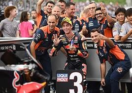 Acosta celebra su tercer puesto en el GP de Japón, el pasado domingo.