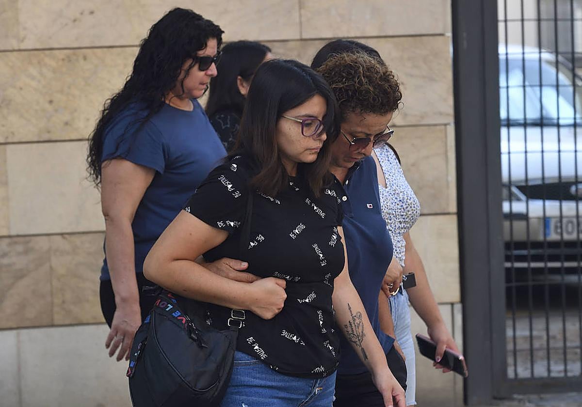 Familiares de las víctimas salen del Instituto de Medicina Legal.