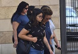 Familiares de las víctimas salen del Instituto de Medicina Legal.