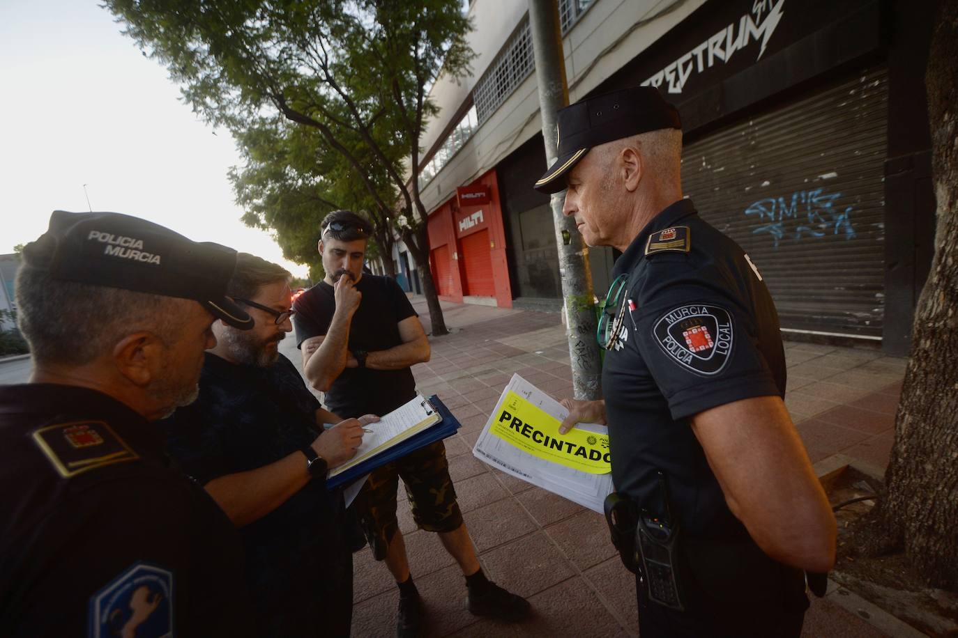 La Policía Local de Murcia precinta la sala Spectrum en Mariano Rojas