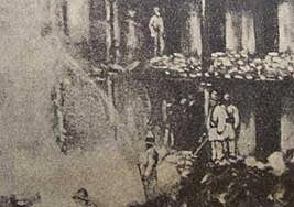 Actualidad. Una de las fotografías o grabados que se conservan del estado en que quedó el Romea tras ser devorado por las llamas.