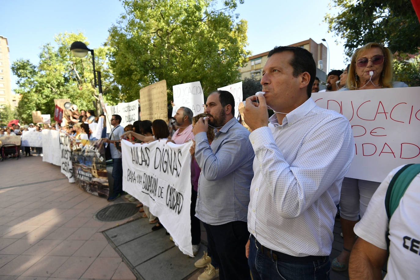 La protesta por la masificación de los centros educativos de Los Alcázares, en imágenes