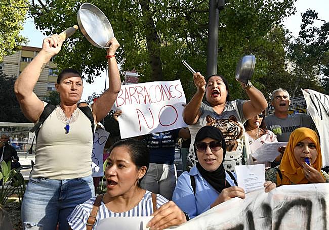 Grupo de madres y padres, protestando con cacerolas frente a la Consejería de Educación.