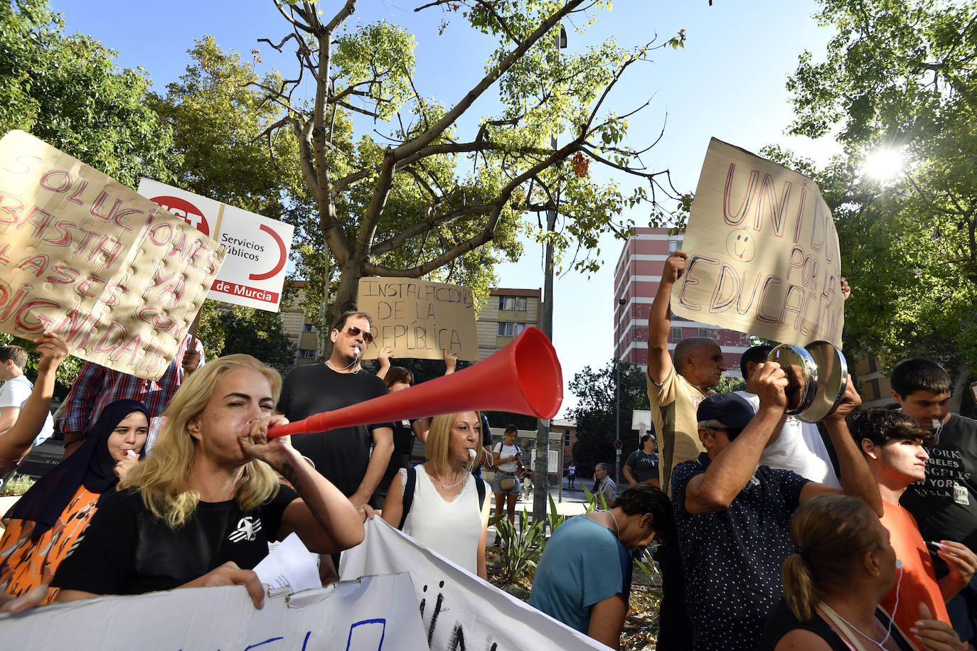 La protesta por la masificación de los centros educativos de Los Alcázares, en imágenes
