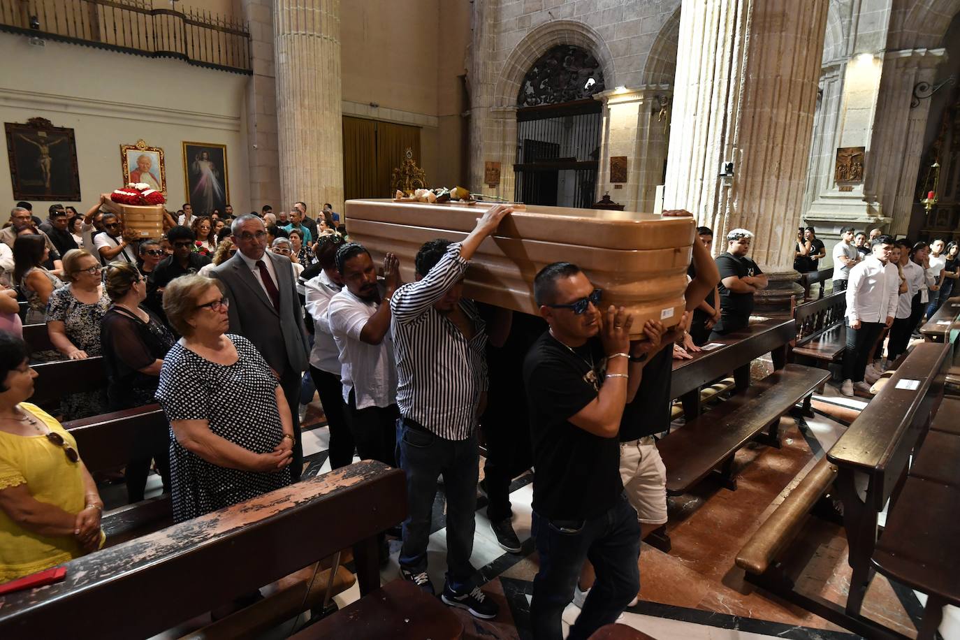 El funeral en Caravaca de cuatro de las víctimas de la tragedia en Las Atalayas, en imágenes