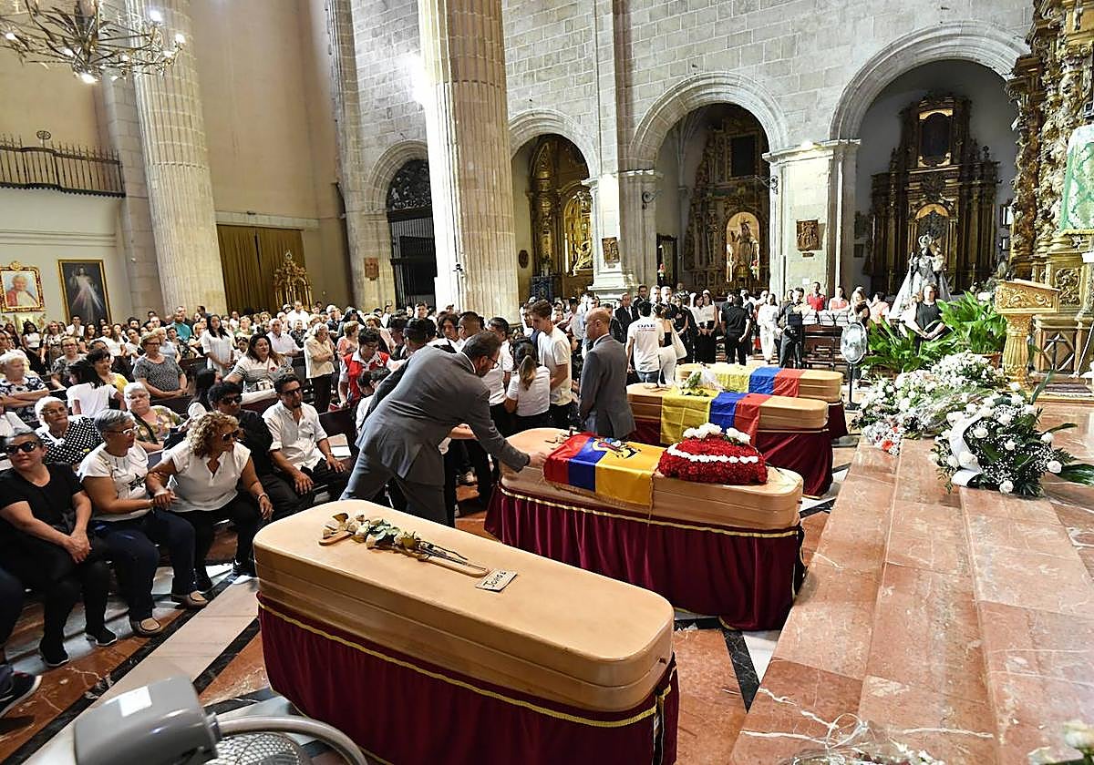 El funeral en Caravaca de cuatro de las víctimas de la tragedia en Las Atalayas, en imágenes