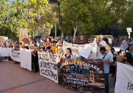 Representantes de los centros públicos de Los Alcázares, con pancartas de protesta, este viernes por la mañana.