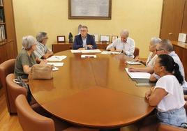 Mario Urrea, acompañado por el director técnico, Carlos Marco, matiene una reunión con representantes de la asociación de vecinos de El Mojón.