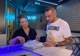 María José Ortuño, responsable del Departamento de Ingeniería de Hostecar ojea unos papeles.