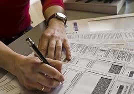 Una persona realizando la Declaración de la Renta, en una imagen de archivo.