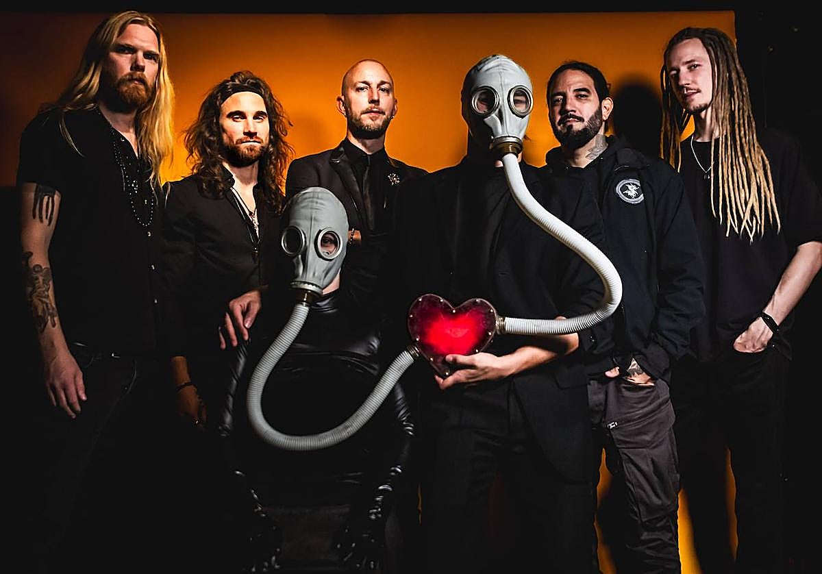 Los integrantes de Soen, junto a los personajes enmascarados que protagonizan la portada de 'Memorial'.