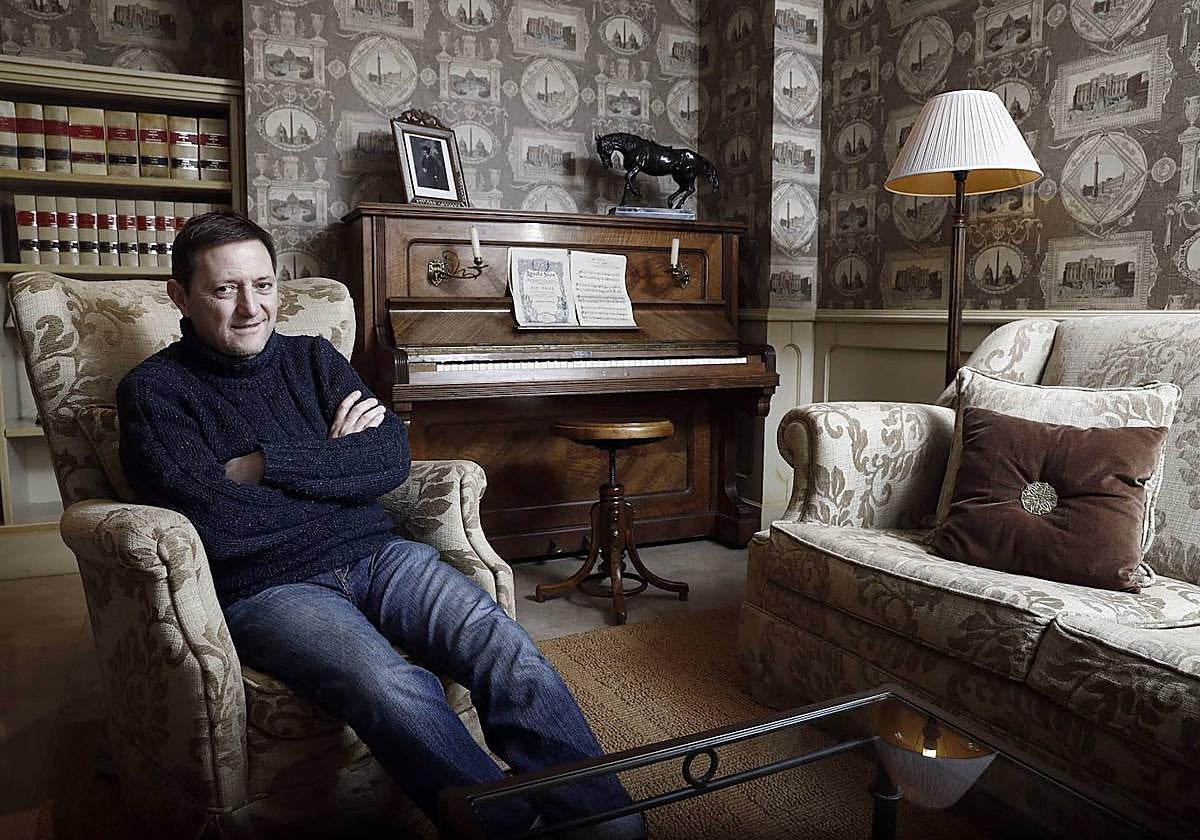 Martínez de Pisón obtuvo el Premio Nacional de Narrativa y el Premio de la Crítica por novelas como 'La buena reputación' y 'El día de mañana'.