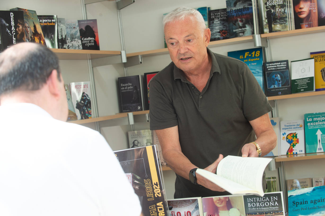 En imágenes: los lectores disfrutan del sábado en la Feria del Libro de Murcia