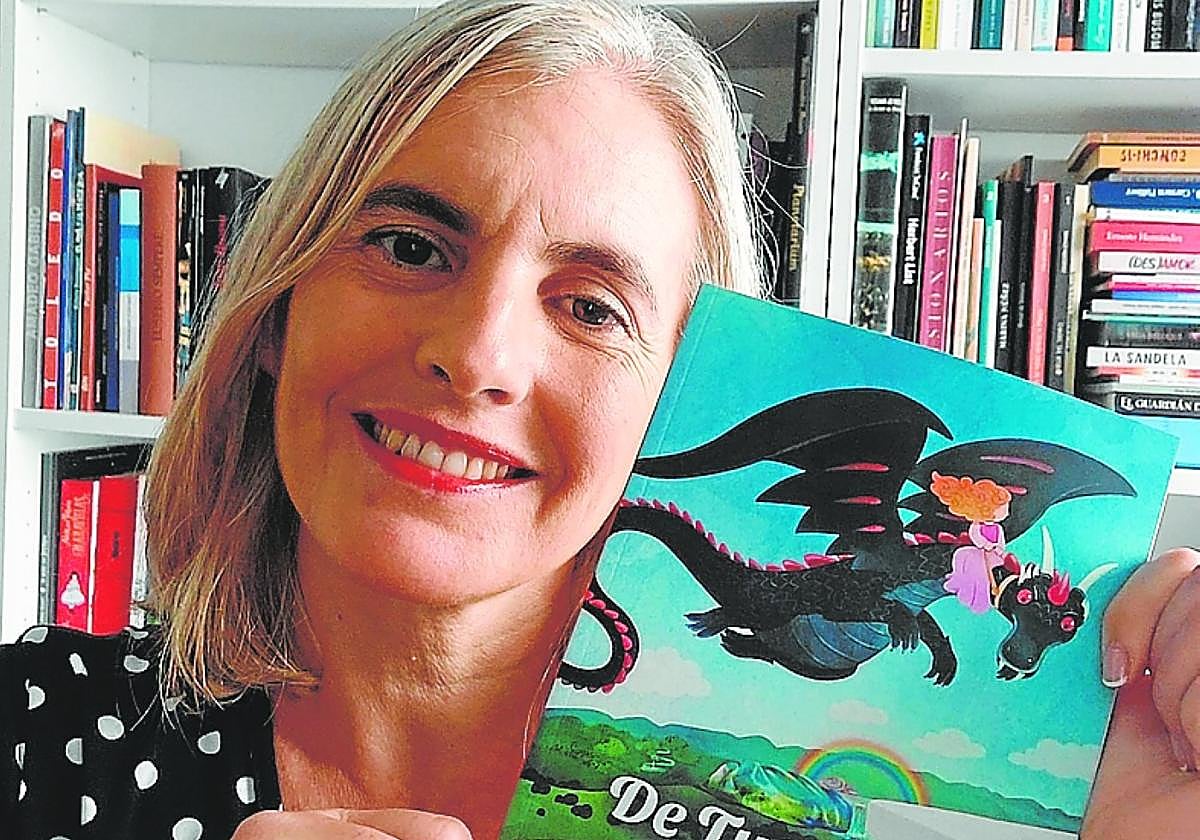 Irene Genovés con su nuevo libro.