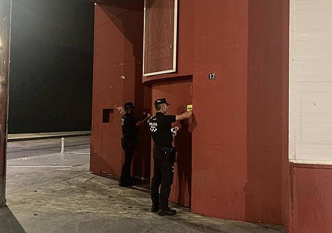 Dos agentes de la Policía Local precintan la discoteca Maná en Murcia.