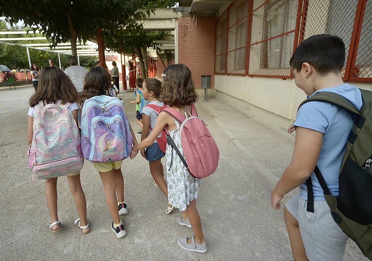 Unos niños caminan por el patio del colegio, en una imagen de archivo.