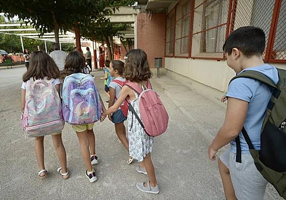 Unos niños caminan por el patio del colegio, en una imagen de archivo.