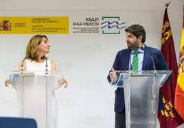 La vicepresidenta y ministra Teresa Ribera y el presidente López Miras, en Murcia en julio de 2022.