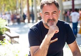 El poeta Antonio Aguilar, fotografiado este domingo en el Paseo Alfonso X el Sabio, donde se ubica la Feria del Libro de Murcia.