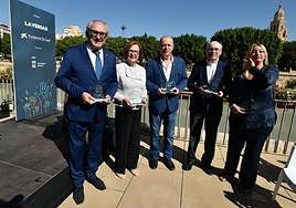 José Manuel Martínez, Rosario Peñalver, Juan Antonio Segura, José Antonio Planes y Sara Cortés, con los premios, en representación de sus colectivos.