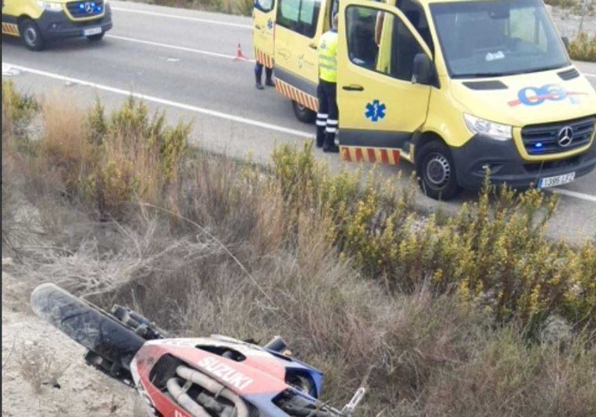 Sanitarios intervienen en el accidente ocurrido en Ojós este domingo.