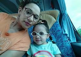 Isabel Gomariz y su hija Alba, en una foto cedida por la familia.