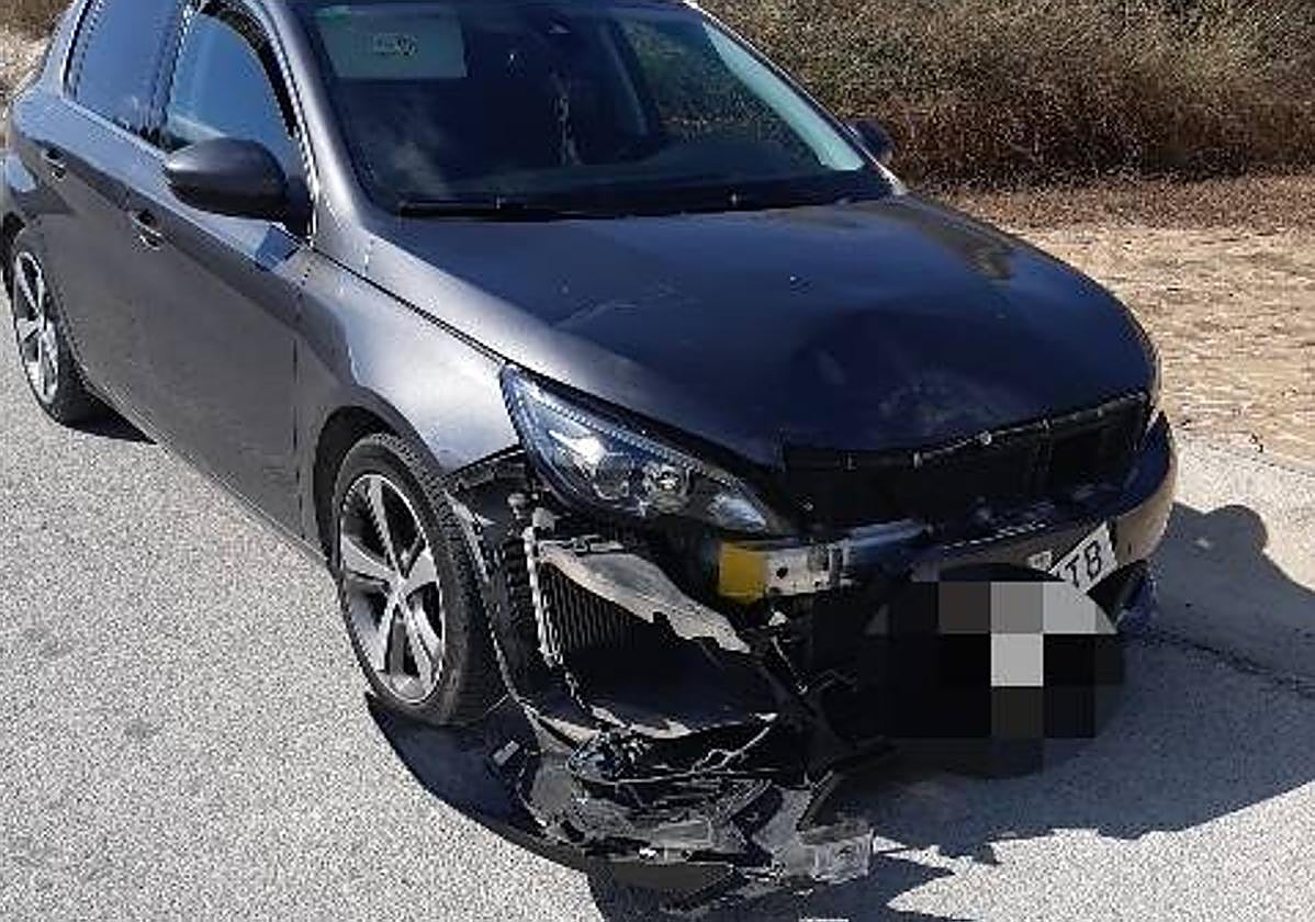 Así quedó el coche tras la colisión con la moto.