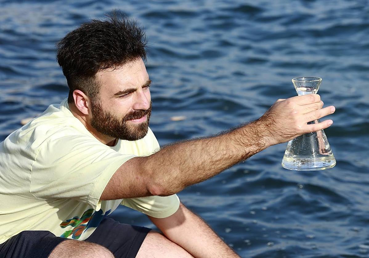 Pablo Rodríguez Ros observa una muestra de agua del mar.