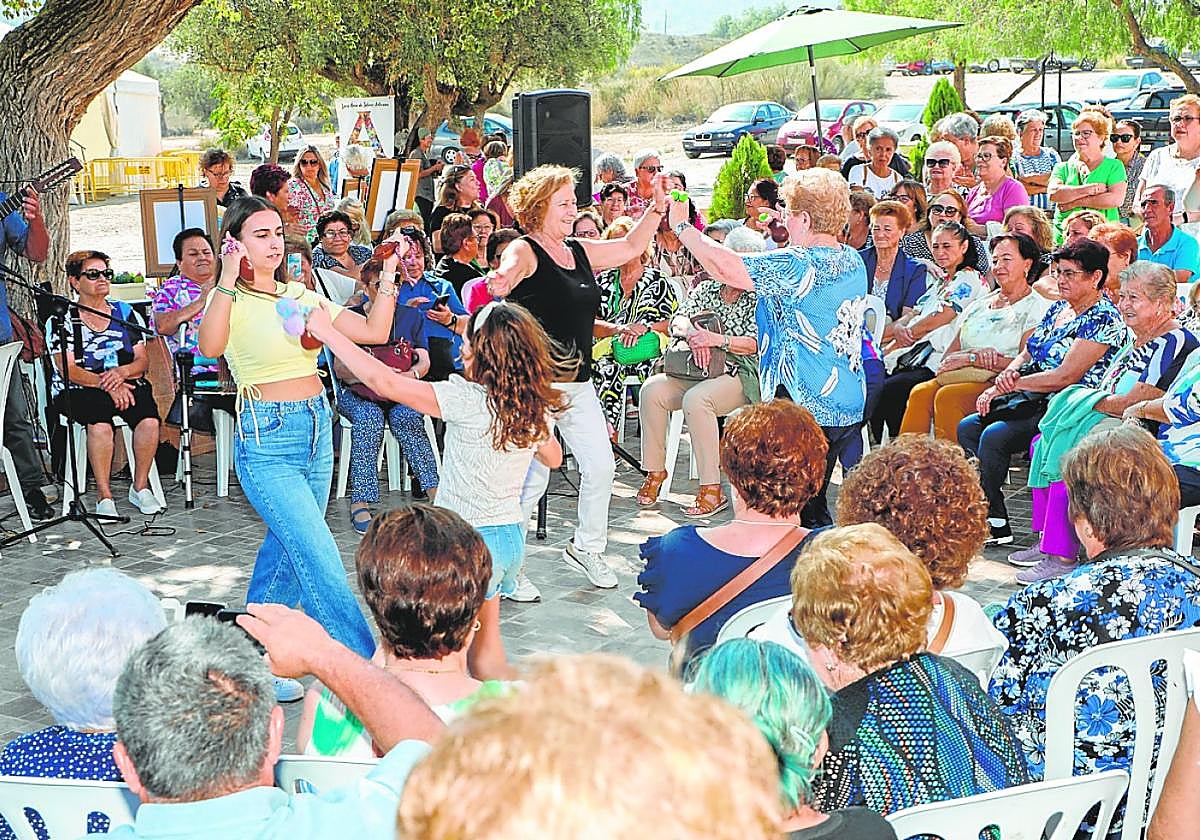 Mujeres, jóvenes y mayores, muestran bailes tradicionales en la jornada de convivencia, ayer.