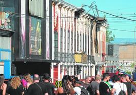 Vecinos y clientes observan las fachadas de las discotecas Teatre y Fonda Milagros, en la zona de Atalayas, afectadas por el fuego.