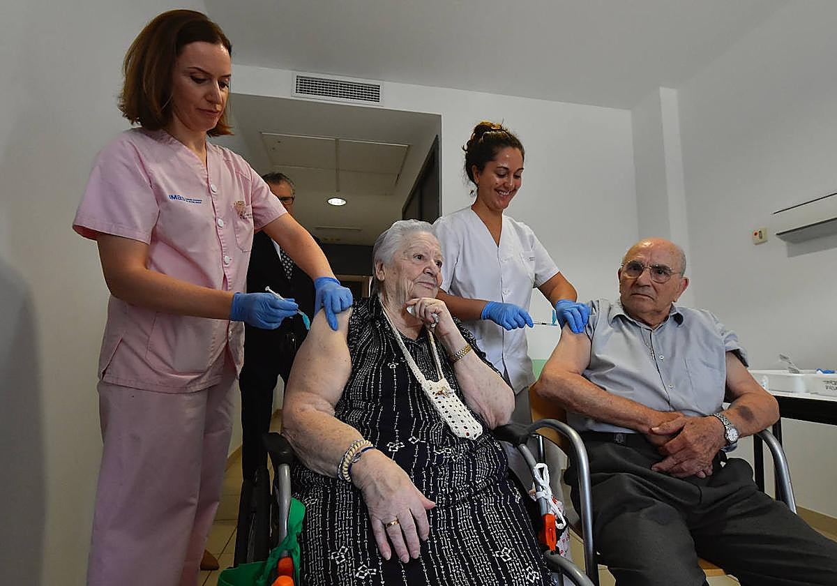 Dos enfermeras administran, este lunes, sendas vacunas a usuarios de la residencia Obispo Azagra, en El Palmar.