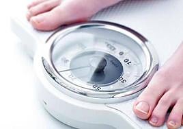 Una persona se pesa en la báscula, en una imagen de archivo.